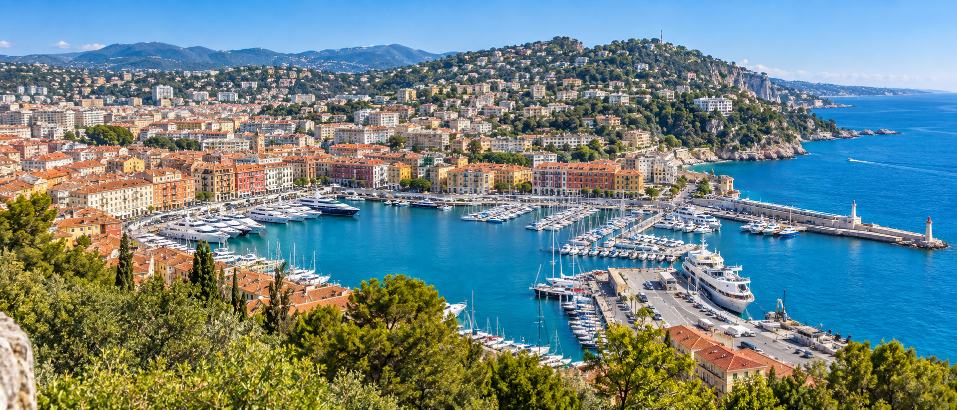 le port Lympia vu depuis la colline du Château